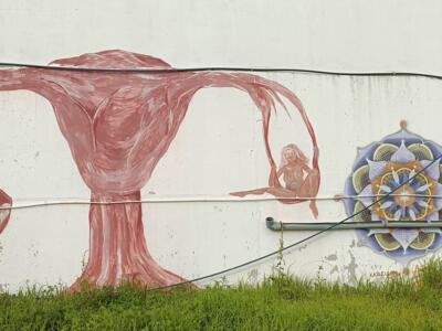 Utérus et figures suspendues — Street art à Lisboa