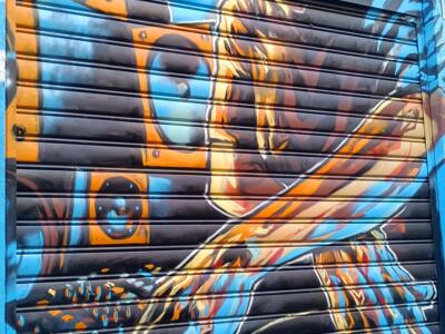 Guitariste et amplis sur rideau bleu — Street art à Marseille