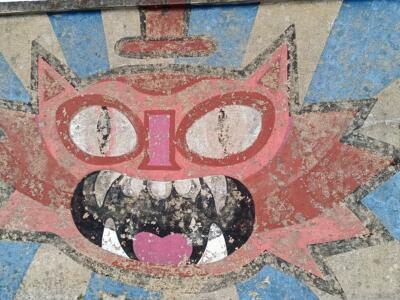Chat rose aux crocs sortis — Street art à Lisboa