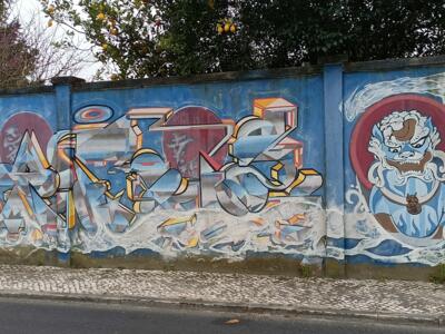 Lion-chien japonais et lettrage bleu — Street art à Lisboa