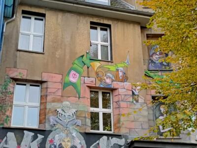 Castle wall and jesters in trompe-l'oeil — Street art in Düsseldorf