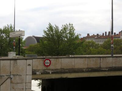 LY_01, Space Invader de Piste Cyclable du Pont de Lattre de Tassigny — Street art de Invader à Lyon