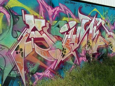 Wildstyle rose et turquoise — Street art à Sainte-Luce-sur-Loire