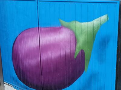 Aubergine on a blue cabinet — Street art in Erkrath