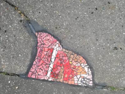La mosaïque au sol « IN » d'Elzarra — Street art de Elzarra à Bayonne