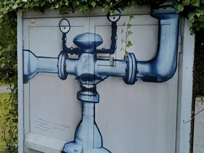 Large water valve on the Stadtwerke wall — Street art in Erkrath