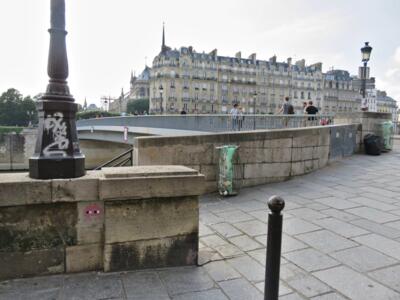 PA_523, Space Invader on 1 Quai de l'Archevêché — Street art by Invader in Paris