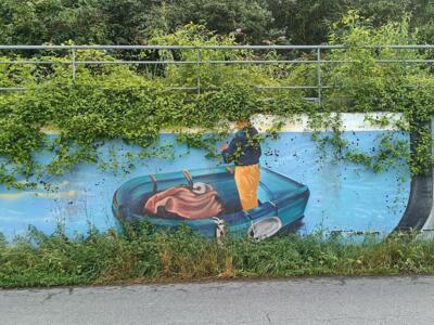 Pêcheur en barque sur le mur de l'écluse — Street art à Saint-Brieuc