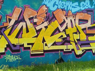 Lettrage jaune Du Cosmos — Street art à Sainte-Luce-sur-Loire