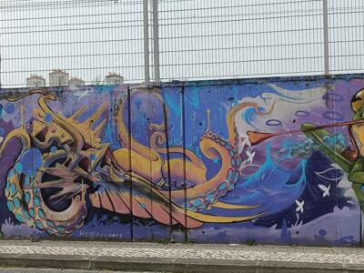 Mur violet : roi vert, calmar et grenouille — Street art à Lisboa