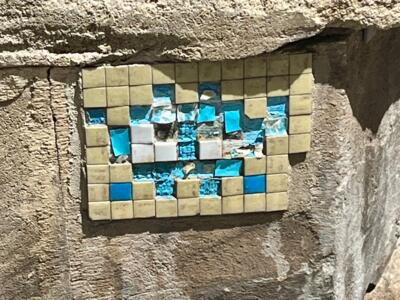 AVI_32, Space Invader on 29 Rue Saint-Agricol — Street art by Invader in Avignon