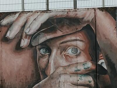 Mains sur le visage, seuls les yeux — Street art de Daniela Guerreiro à Lisboa