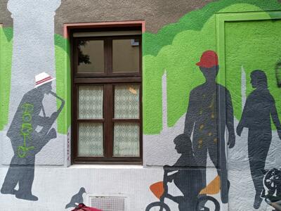 Silhouettes of the saxophonist and passers-by — Street art in Köln
