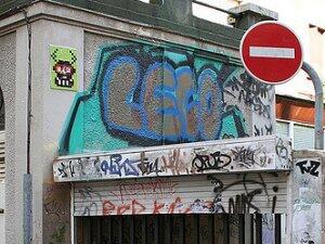 GRN_28, Space Invader de la rue du Phalanstère — Street art de Invader à Grenoble