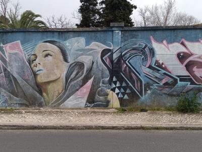 Visage éclaté et lettrage argenté — Street art à Lisboa