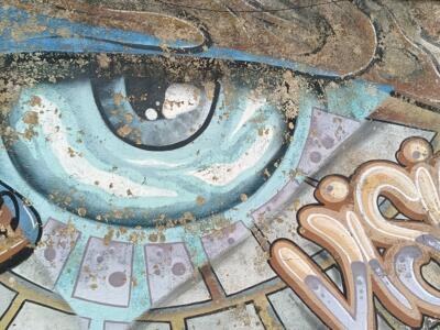 Grand œil turquoise et lettrage Vision — Street art à Lisboa