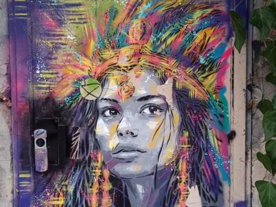 Portrait à la coiffe de plumes par Vale Stencil — Street art de Vale Stencil à Paris