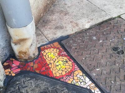 La mosaïque au sol « B » d'Elzarra — Street art de Elzarra à Bayonne