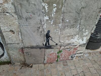 The man with a metal detector, by Ender — Street art by Ender in Bayonne