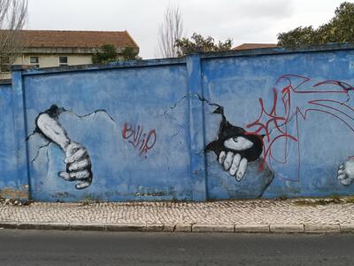 Corps derrière les fissures du mur — Street art à Lisboa