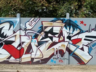 Lettrage crème et rouge aux oreilles de lapin — Street art à Reims