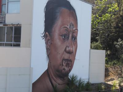 Hine, portrait māori monumental — Street art de Owen Dippie à Auckland
