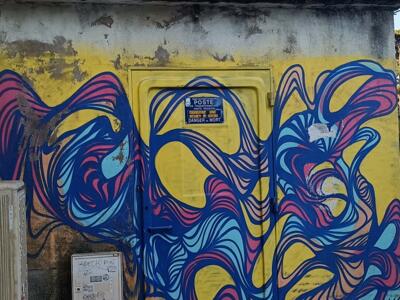 Arabesques bleues sur poste électrique — Street art à Pornic