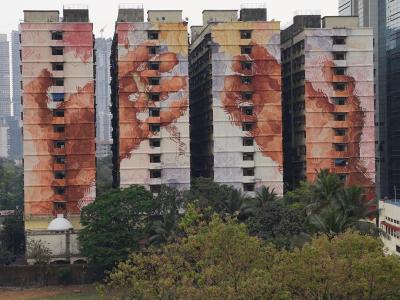Mains tenant des fleurs — Street art de Fintan Magee à Mumbai