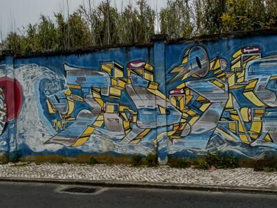 Vague, coquillage et lettrage jaune — Street art à Lisboa