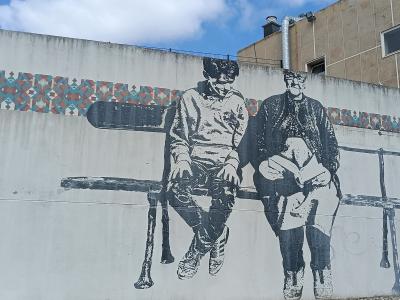Deux Anciens sur un Banc — Azulejo — Street art de BIGOD à Lisbon