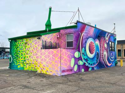 Spirales fluo de South Broadway — Street art de Anna Charney à Denver