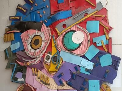 Masque en déchets plastiques, vue de face — Street art de Bordalo II à Lisboa