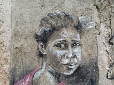 Jeune femme au débardeur rose — Street art de Rosarlette Meirelles à Almada