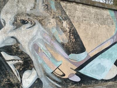 Visage anguleux en noir et turquoise, par Skran — Street art à Lisboa
