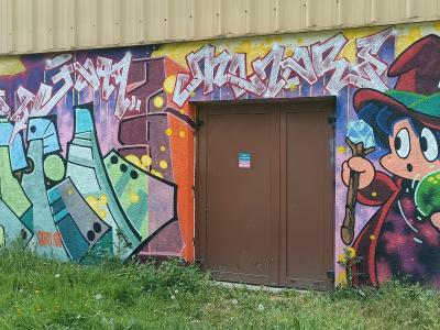 Lettrage au petit sorcier peintre — Street art à Sainte-Luce-sur-Loire