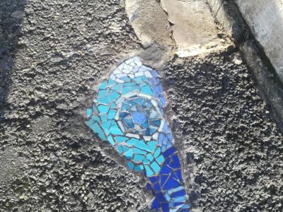 La mosaïque au sol « O » d'Elzarra — Street art de Elzarra à Bayonne