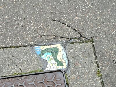 La mosaïque au sol « L » d'Elzarra — Street art de Elzarra à Bayonne