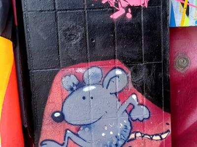Souris à l'avion rose de Twopy — Street art à Berlin