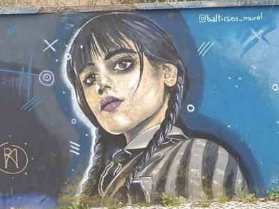 Portrait de Mercredi Addams — Street art de Robert Anderle (Baltic Sea) à Lisboa