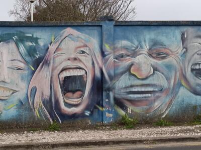 Cinq visages hilares en enfilade — Street art à Lisboa