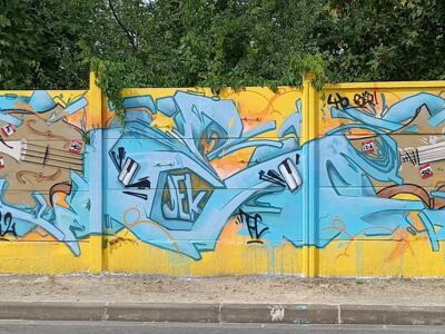 Contrebasses et lettrage bleu par Jek — Street art à Reims