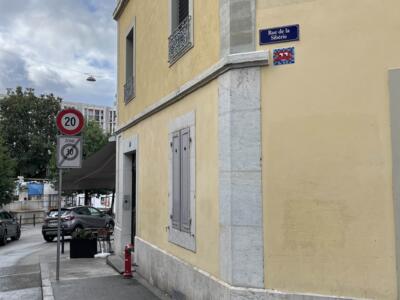 GNV_10, Space Invader on 1 Rue de la Faucille — Street art by Invader in Genève
