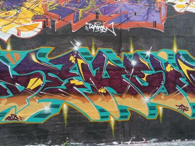Lettrage turquoise et prune par Taperen — Street art à Reims