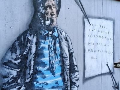 Le vieux marin au panneau — Street art à Berlin