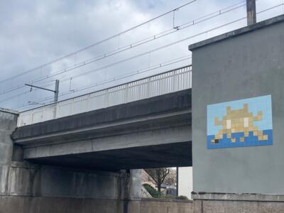 ORLN_09, Space Invader on Quai du Roi — Street art by Invader in Orléans