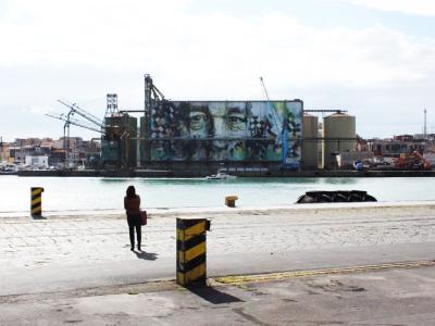 Regard vers la mer — Street art de Vhils à Catania