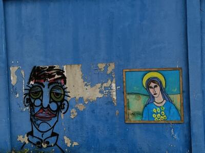 Visage au trait et Ave Maria encadrée — Street art à Lisboa
