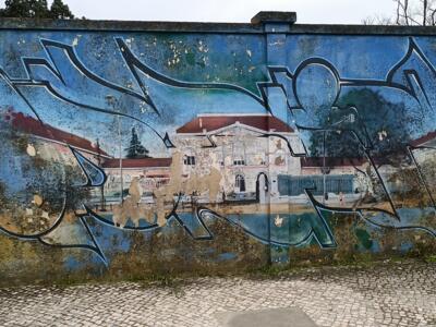 A quinta painted inside blue lettering — Street art in Lisboa