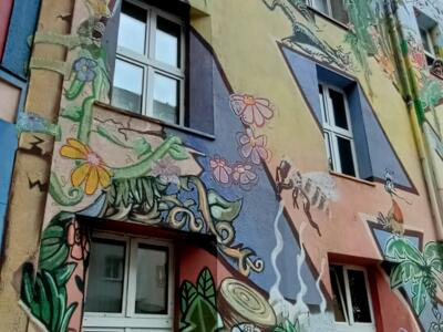 Schöner Wohnen, la pieuvre rouge dans la jungle — Street art de Klaus Klinger à Düsseldorf