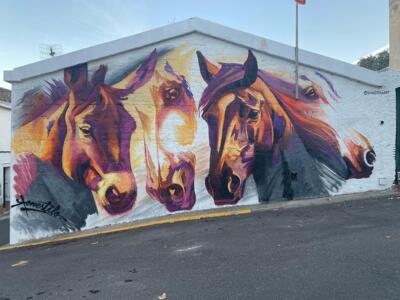 Les chevaux des Tres Tombs — Street art de Konestilo à La Bisbal del Penedès